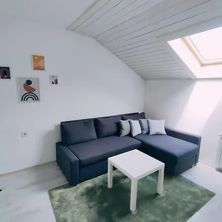 Udoban Stan Sa Terasom U Mirnom Okruzenju Zagreb
